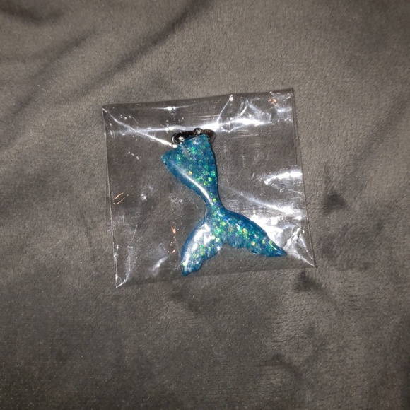 💗💗 NIP mermaid tail necklace pendant - Picture 3 of 3